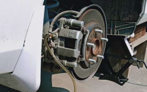比亚迪G5自己动手换刹车油详细过程